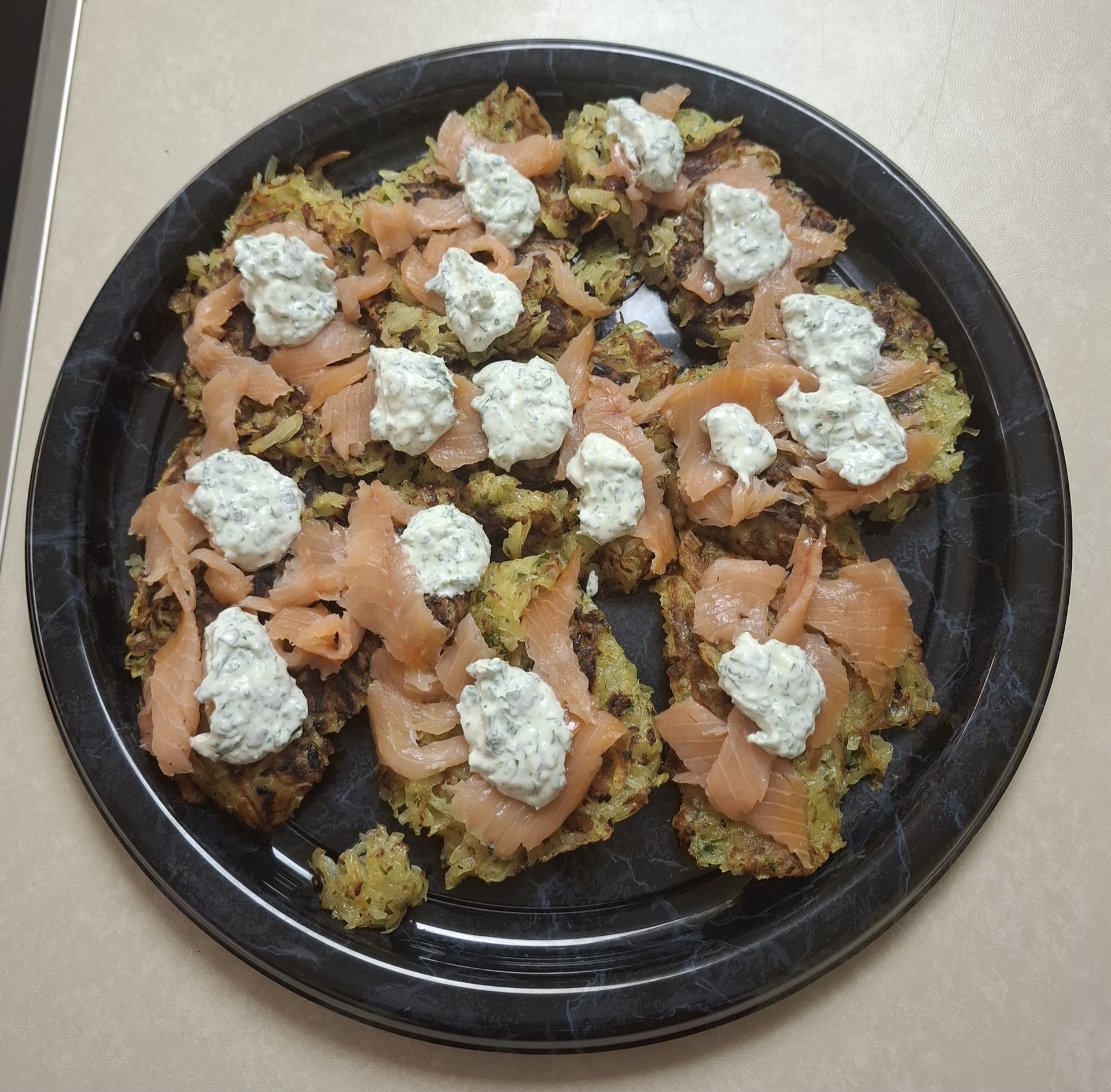 Rösti mit Lachs und Sauerrahm