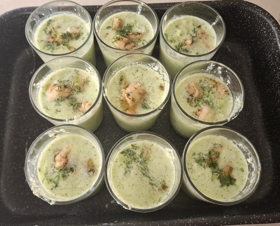 Kalte Gurkensuppe mit Garnelen