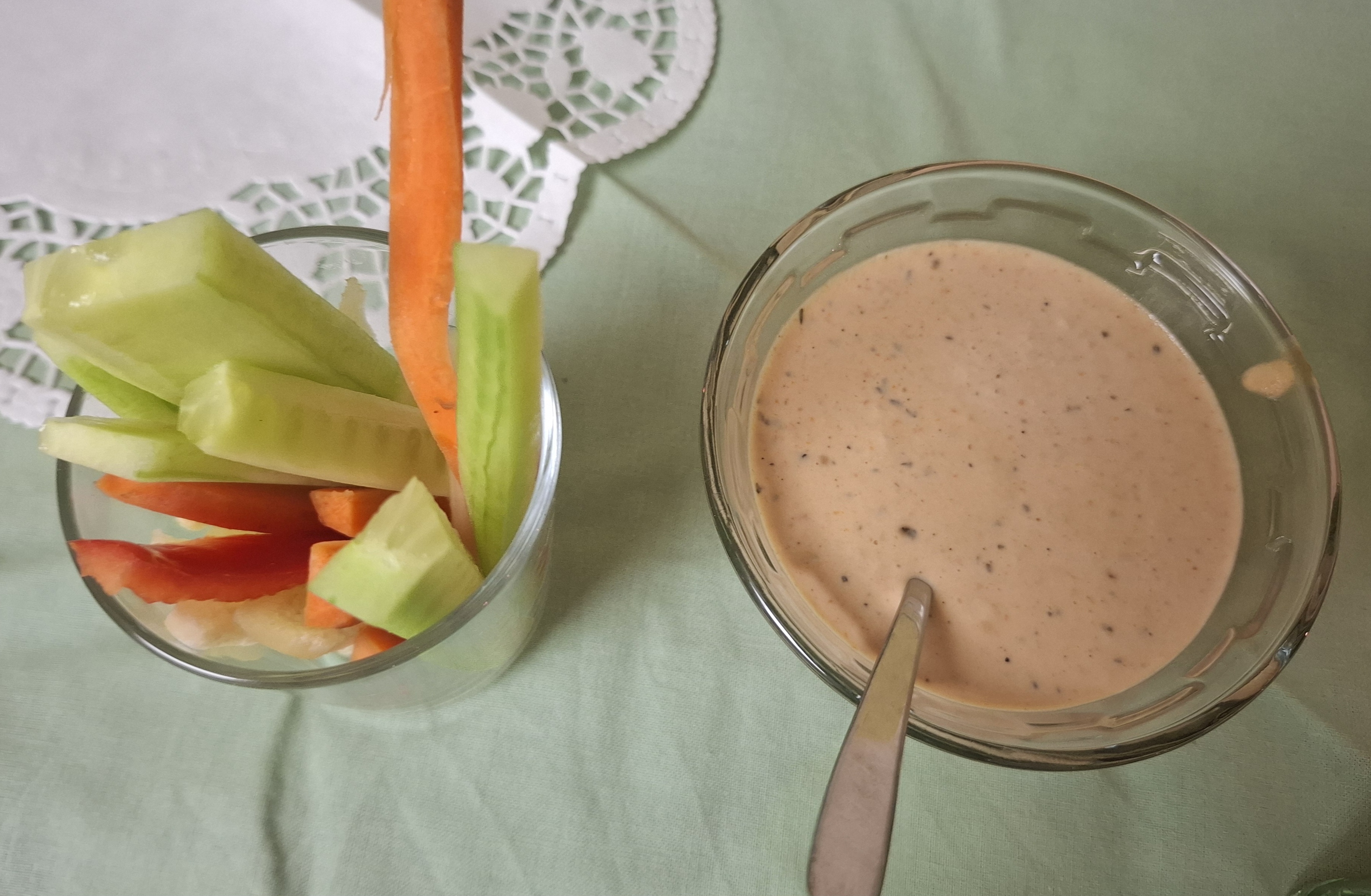 Gemüsesticks und Käsedip