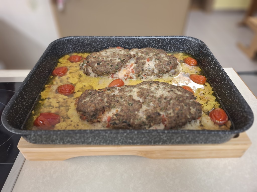 Hackbraten gefüllt mit Mozzarella Prosciutto Crudo und Tomaten