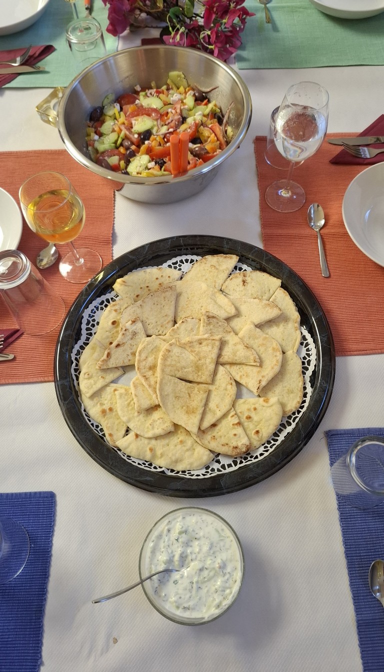 PITABROT mit Zaziki und Griechischem Salat